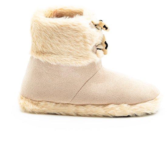 Beige fleece laars met imitatiebont aan de bovenrand en zool. Twee houten knopen met touw aan de zijkant.