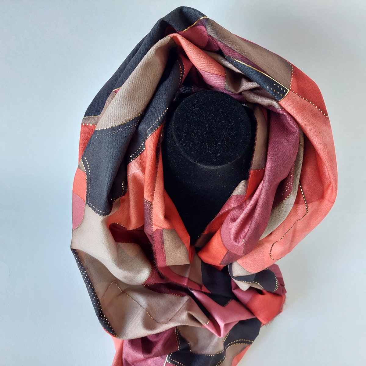sjaal dames - winter - fantasie motief - multi color - viscose - zachte stof - luxe - opvallende sjaal - kleine franjes - hand gesneden stof