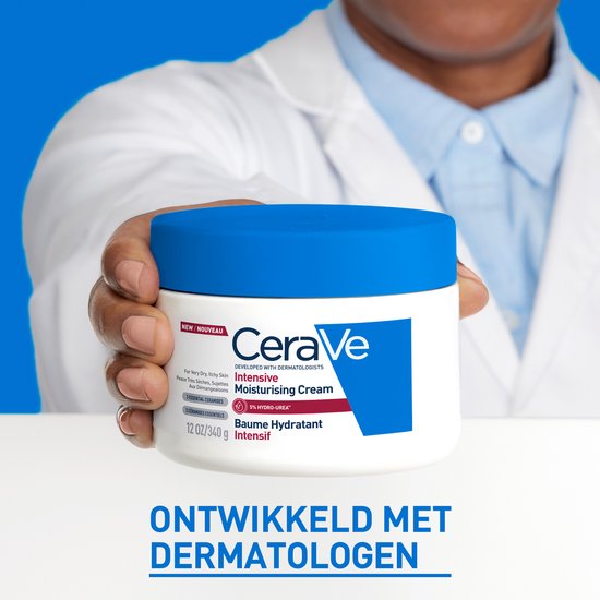 Personen met witte CeraVe Intensieve Moisturising Cream pot. Tekst: 'Ontwikkeld met dermatologen'.