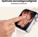 Vinger die het scherm van een Apple Watch aanraakt, beschermd door een transparante hoes. "Optimale aanraakgevoeligheid".