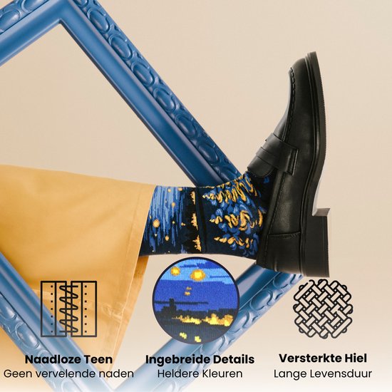 Donkerblauwe sokken met "Sterrennacht" van Van Gogh, met gele sterren, bij blauw frame.