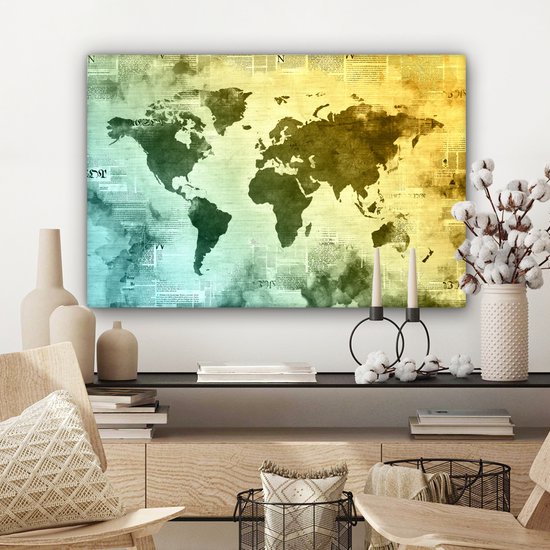 Wereldkaart avec peinture jaune qui passe au bleu sur fond avec journal 60x40 cm