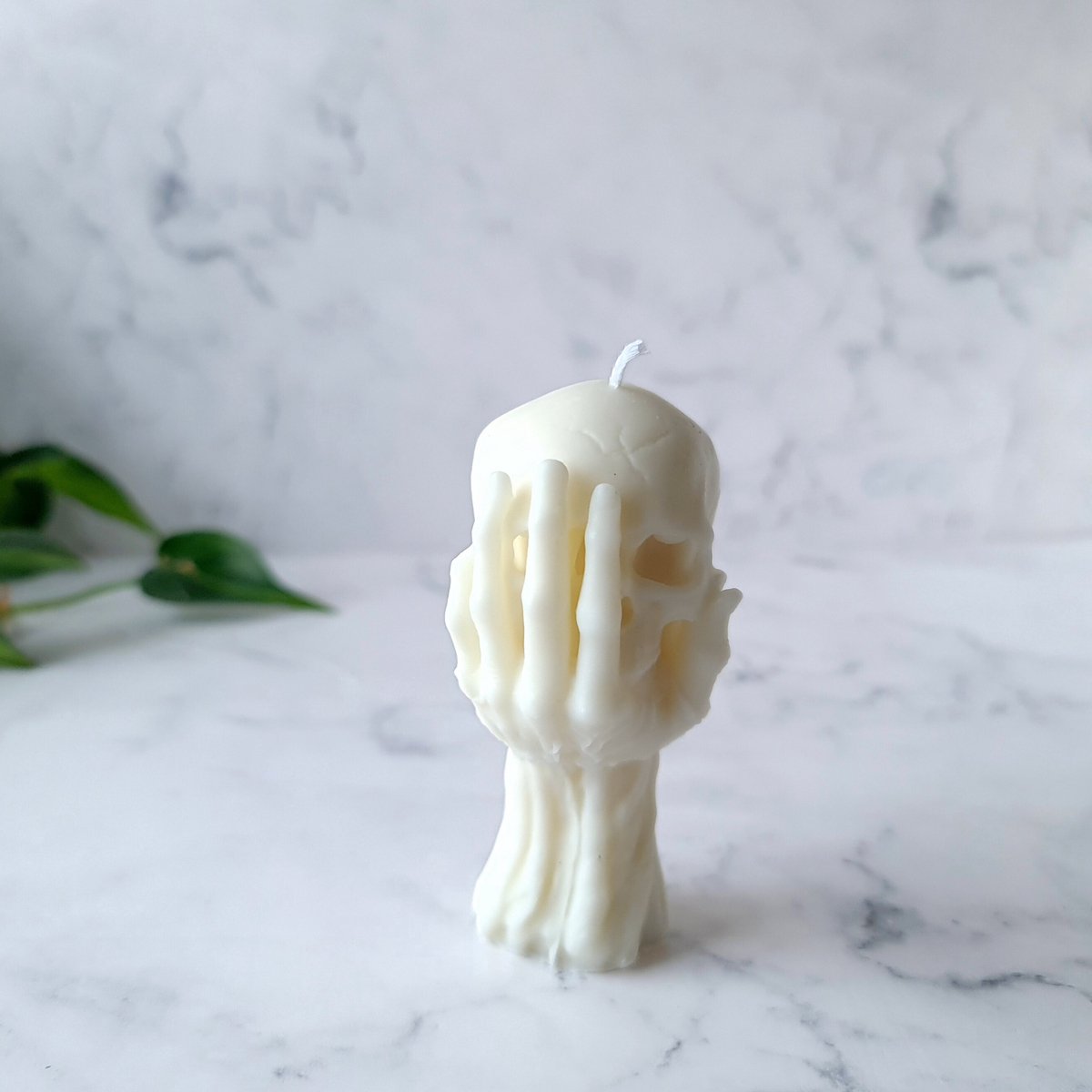 Schedel in de Hand Kaars – Naturel -Off White Kaars – Handgemaakt – Ecologische Vegan Kaars – Halloween & Huisdecorati