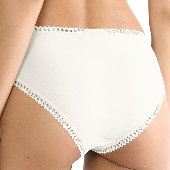 Crèmekleurige slip met delicate kanten randen aan de tailleband en beenopeningen.