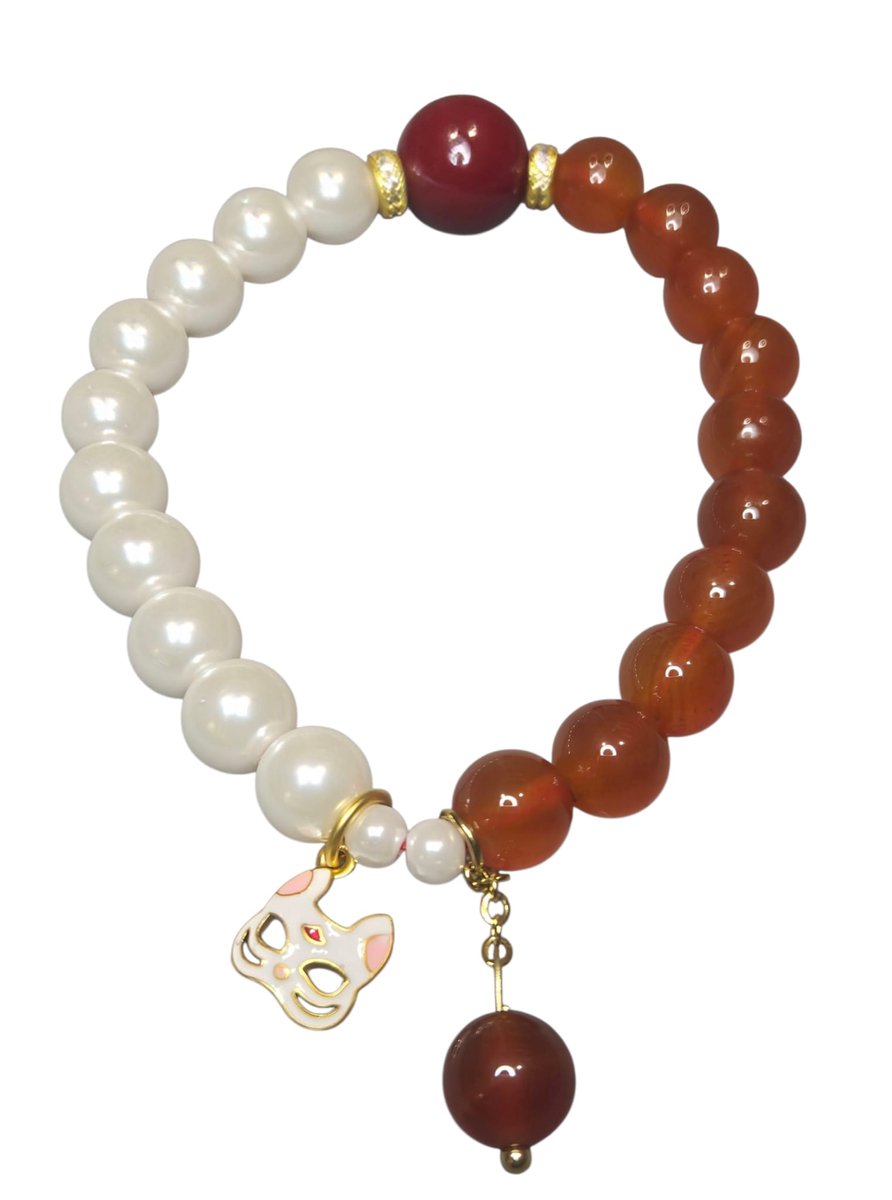 3a rode agaat armband met imitatie schelpkralen en masker bedel.