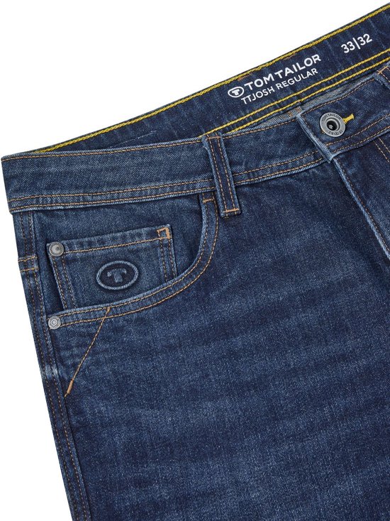 Donkerblauwe jeans met bruine stitching, opgestikte zak en TOM TAILOR label.