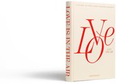Crèmekleurig boek 'Love is in the Air', met rode tekst op de voorkant en zijkant.