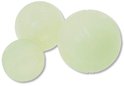 Drie glow-in-the-dark ballen in verschillende maten op witte achtergrond.