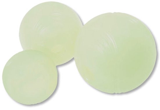 Drie glow-in-the-dark ballen in verschillende maten op witte achtergrond.