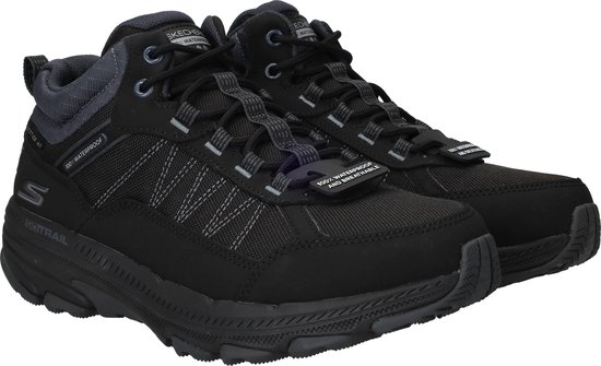 Paar zwarte middelhoge wandelschoenen, met grijze details, 'Waterproof' en 'GoTrail' opdruk.