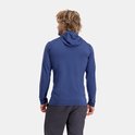 Man met lange blonde haren draagt een donkerblauwe hoodie met capuchon.