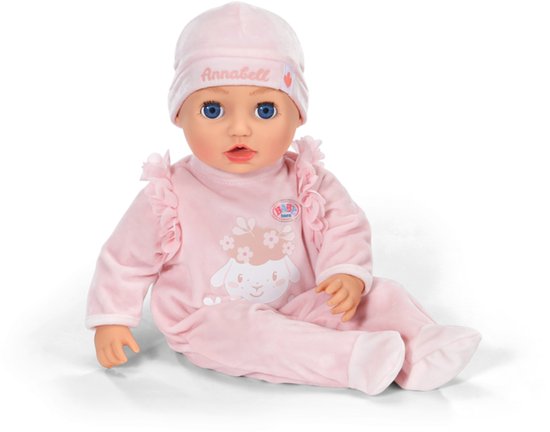 Baby pop zittend in een roze pyjama met schaapapplicatie en muts. Baby Annabell.
