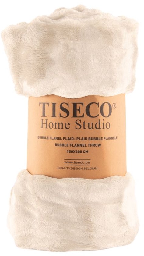 Een opgerold crème plaid met bubbelstructuur, met een bruin label met 'Tiseco Home Studio Bubble Flannel Throw 150x200 cm'.