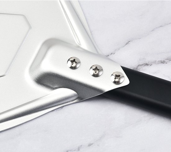 Verbinding van de aluminium kop met het zwarte handvat, vastgezet met drie schroeven.