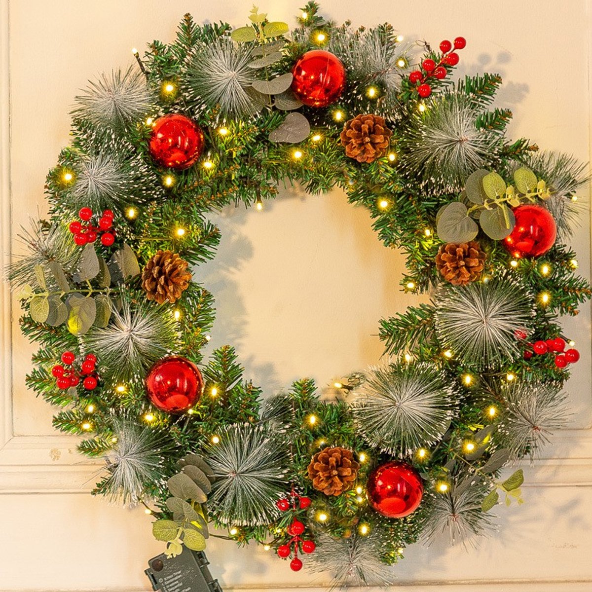 Prachtige kerstkrans met decoraties, LED-verlichting, kerstballen, rode bessen, dennenappels & eucalyptus - deurkrans kerstversiering.