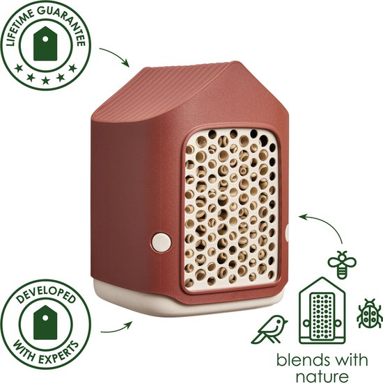 Insectenhotel in Toscaans rood, huisvormig, met een crèmekleurige voorkant vol ronde openingen. "Lifetime Guarantee" en "Developed with experts" logo's zichtbaar.