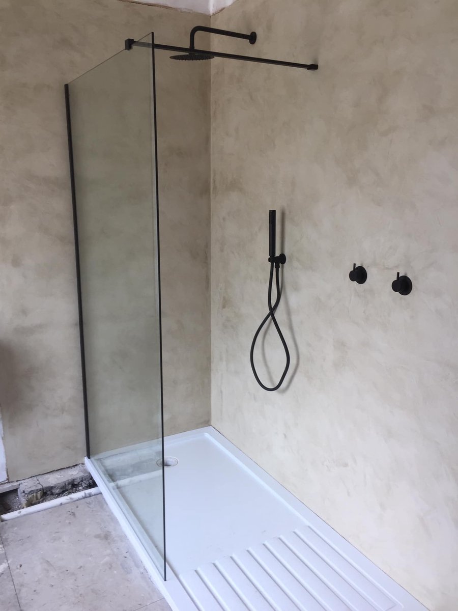 Complete Marmorino badkamer set voor 16 m². Direct over tegels, zonder breekwerk. Waterdicht, scheurvrij en onderhoudsvriendelijk met een luxe warme uitstraling.