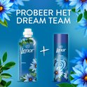 Bouteille d'adoucissant Lenor et spray de perles parfumées Lenor avec des fleurs et des feuilles bleues. Texte : 'ESSAYEZ L'ÉQUIPE DE RÊVE'.