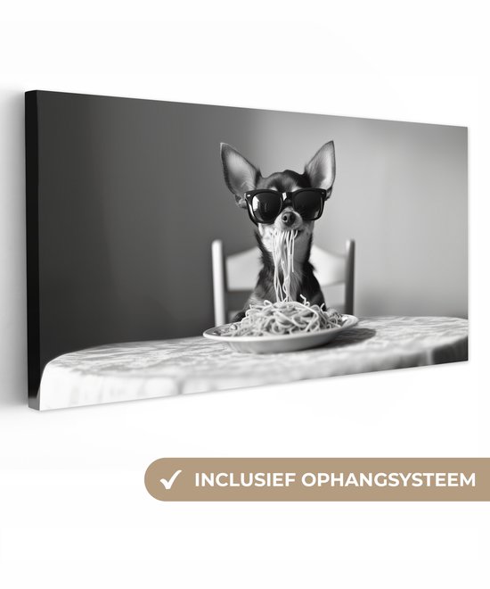 Zwart-wit canvas van een chihuahua met zonnebril die spaghetti eet, inclusief ophangsysteem.
