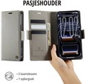 Lichtgrijze lederen pasjeshouder met 3 kaartsleuven en 1 opbergvak. Telefoon met groot scherm wordt getoond.