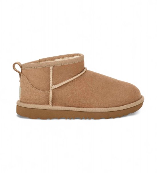 Bruine UGG Classic Ultra Mini enkellaarsjes van suède, met beige voering en treklus.