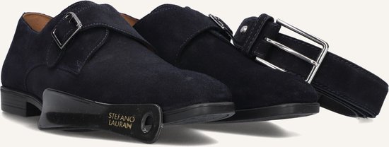 Twee donkerblauwe suède single monk strap schoenen met zilveren gespen en een blauwe riem, STEFANO LAURAN PARIS op de schoen.