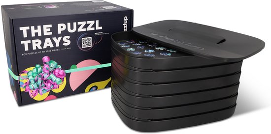 Zwarte stapelbare puzzel sorteerbakjes (12 stuks) met deksel, naast een doos met kleurrijke illustraties en tekst 'THE PUZZL TRAYS'.