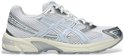 Witte ASICS GEL-1130 sportschoen met zilveren en lichtblauwe ASICS-strepen en crèmekleurige zool.