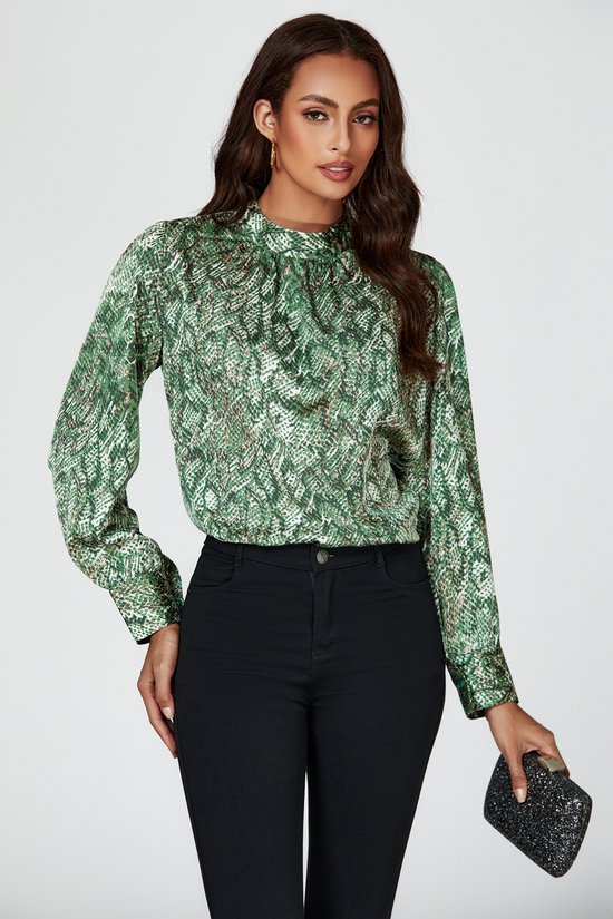 Groene satijnen top met hoge hals en lange mouwen, met dierenprint. De top is van het merk FS Collection.