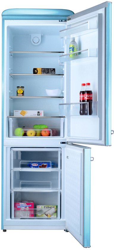 Hemelsblauwe Helvetia koel-vriescombinatie, gesloten en open. Interieur bevat vers fruit en dranken.