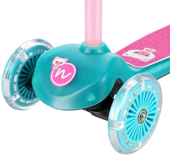 Vue de face de la trottinette turquoise avec repose-pieds rose à imprimé chat et logo chat.