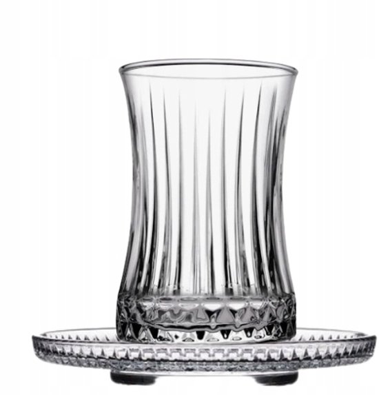 Een helder Paşabahçe theeglas op een gedetailleerd schoteltje, met verticale ribbels op het glas.