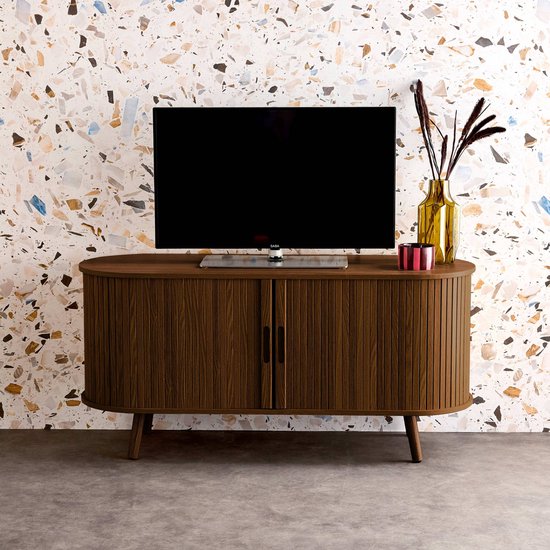 Donkerbruin Scandinavisch tv-meubel met gegroefd houteffect, tv en vaas met planten.