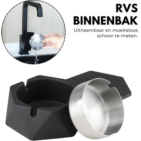 Zwarte, zeshoekige asbak met uitneembare, glanzende RVS binnenbak, wordt schoongemaakt onder kraan.
