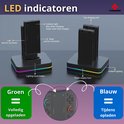 Zwarte oplaaddock met LED-indicatoren en RGB-randverlichting. Groen betekent volledig opgeladen, blauw tijdens het opladen.