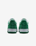 Achterkant van twee groene Nike Air Force 1 '07 LV8 sneakers met witte Swoosh en Nike Air logo op de hiel.
