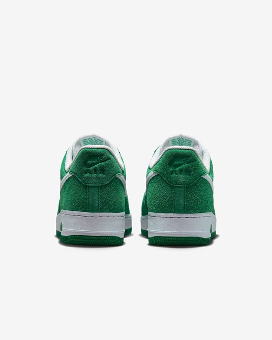 Achterkant van twee groene Nike Air Force 1 '07 LV8 sneakers met witte Swoosh en Nike Air logo op de hiel.
