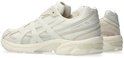 Crème ASICS GEL sneakers, zijaanzicht met mesh en suède.