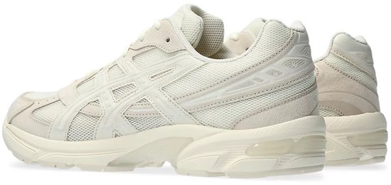 Crème ASICS GEL sneakers, zijaanzicht met mesh en suède.