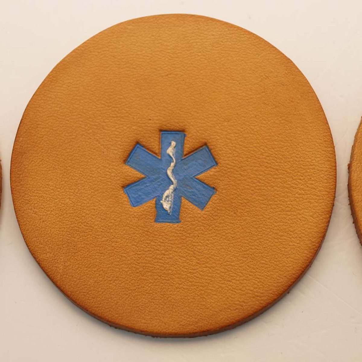 Leren beige onderzetters logo ambulance set van 6 stuks - onderzetters logo hulpdienst - lederen onderzetters beige - onderzetters voor glazen - onderzetters voor drinkbekers - handgemaakte 100% leren onderzetters - onderzetters beige van echt leer