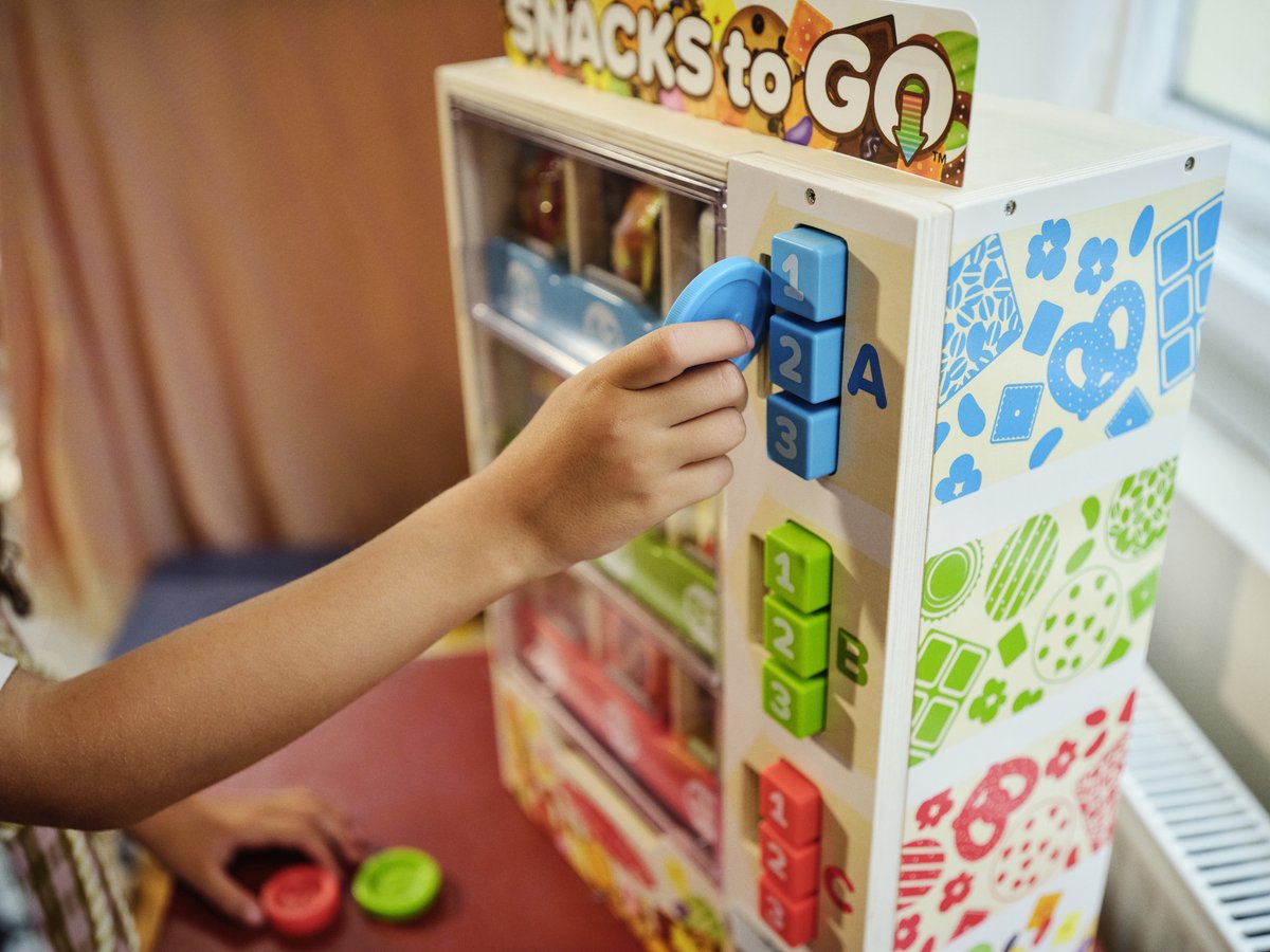 Melissa & Doug – Houten snackautomaat – Inclusief speelgeld en snacks — afbeelding 2