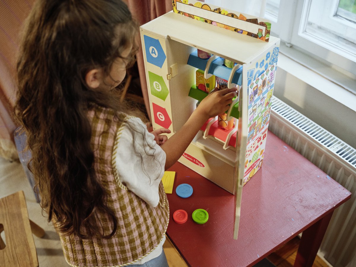 Melissa & Doug – Houten snackautomaat – Inclusief speelgeld en snacks — afbeelding 4