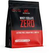 Zwarte zak met rode en witte tekst, 'Whey Isolate Zero Strawberry Flavor' en 'Lactose Free | Sugar Free | Low Fat'.