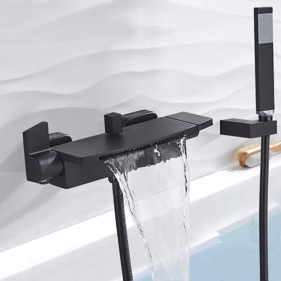 Robinet de douche noir mat avec bec cascade au-dessus d'une baignoire