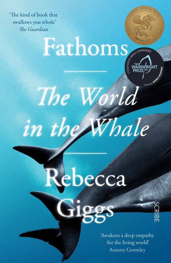 Boekomslag van 'Fathoms: The World in the Whale' van Rebecca Giggs, met walvissen en medailles.