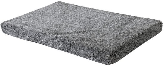 Un matelas orthopédique gris pour chien sur fond blanc.