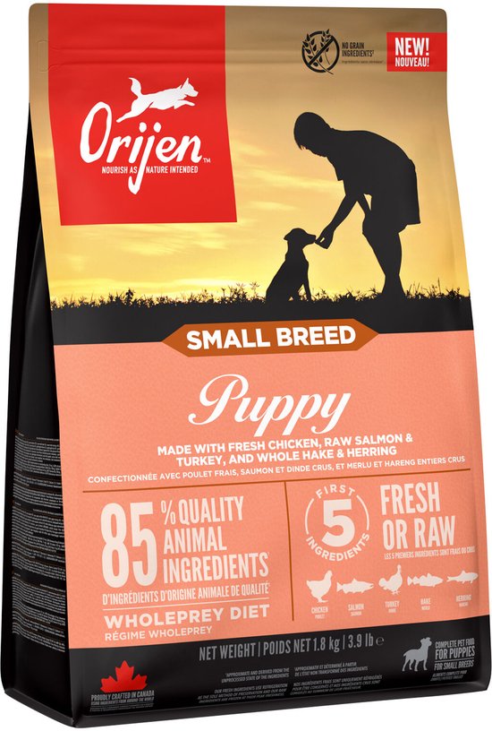 Zak hondenvoer, oranje met silhouet van persoon en pup bij zonsondergang. "SMALL BREED Puppy" staat op de voorkant.