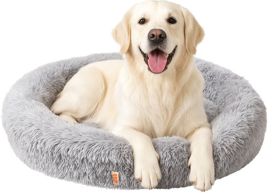 Panier rond gris pour chien en peluche longue et douce. Un golden retriever blanc est allongé confortablement dans le panier.