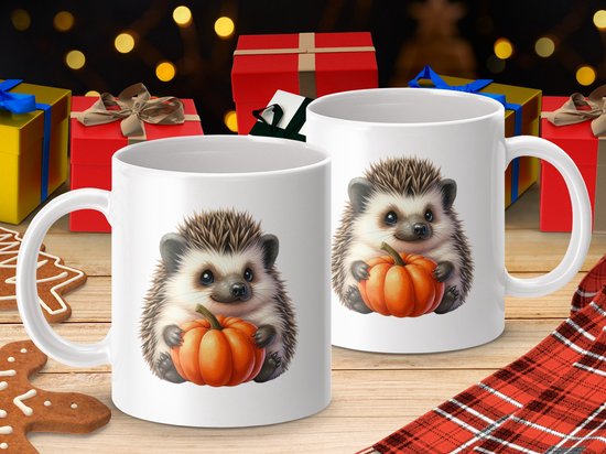 Twee witte mokken met schattige egel die een pompoen vasthoudt, met feestelijke cadeaus op de achtergrond.