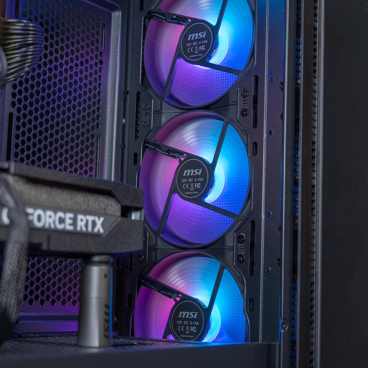 FlowUp x Powered By MSI - De Nog Enger Gaming PC - AMD Ryzen 7 9700X - NVIDIA RTX 5070 Ti 16GB - 32 GB DDR5 RAM - 2TB - Waterkoeling thumbnail 8